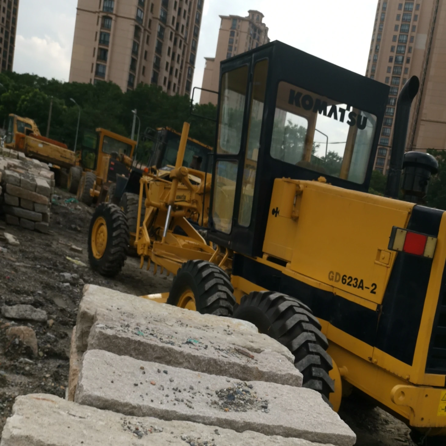  Подержанный строительный аппарат Komatsu GD623A