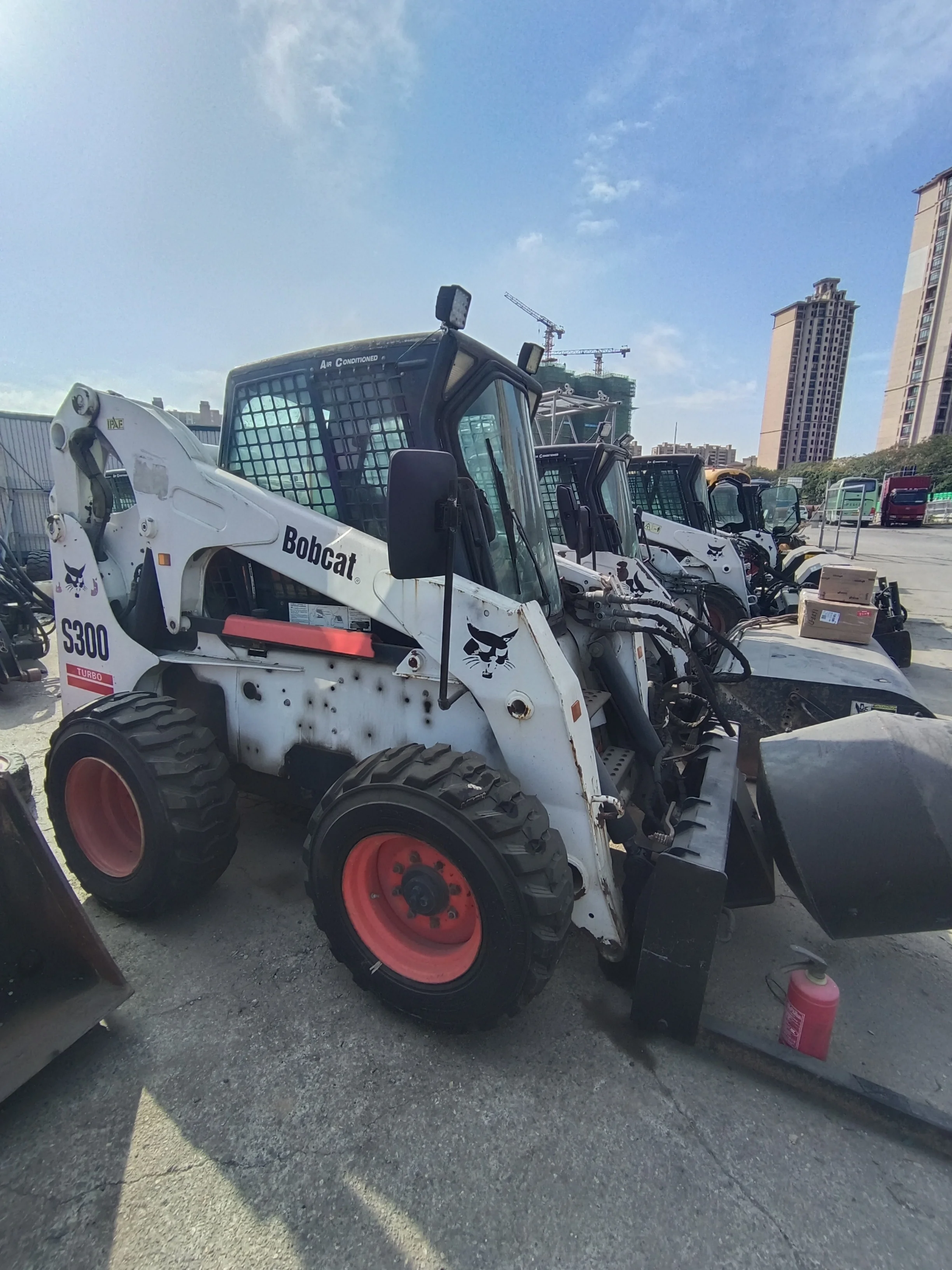 Новинка 95% б/у мини-погрузчик с бортовым поворотом BOBCAT S300 мини-колесный экскаватор-погрузчик