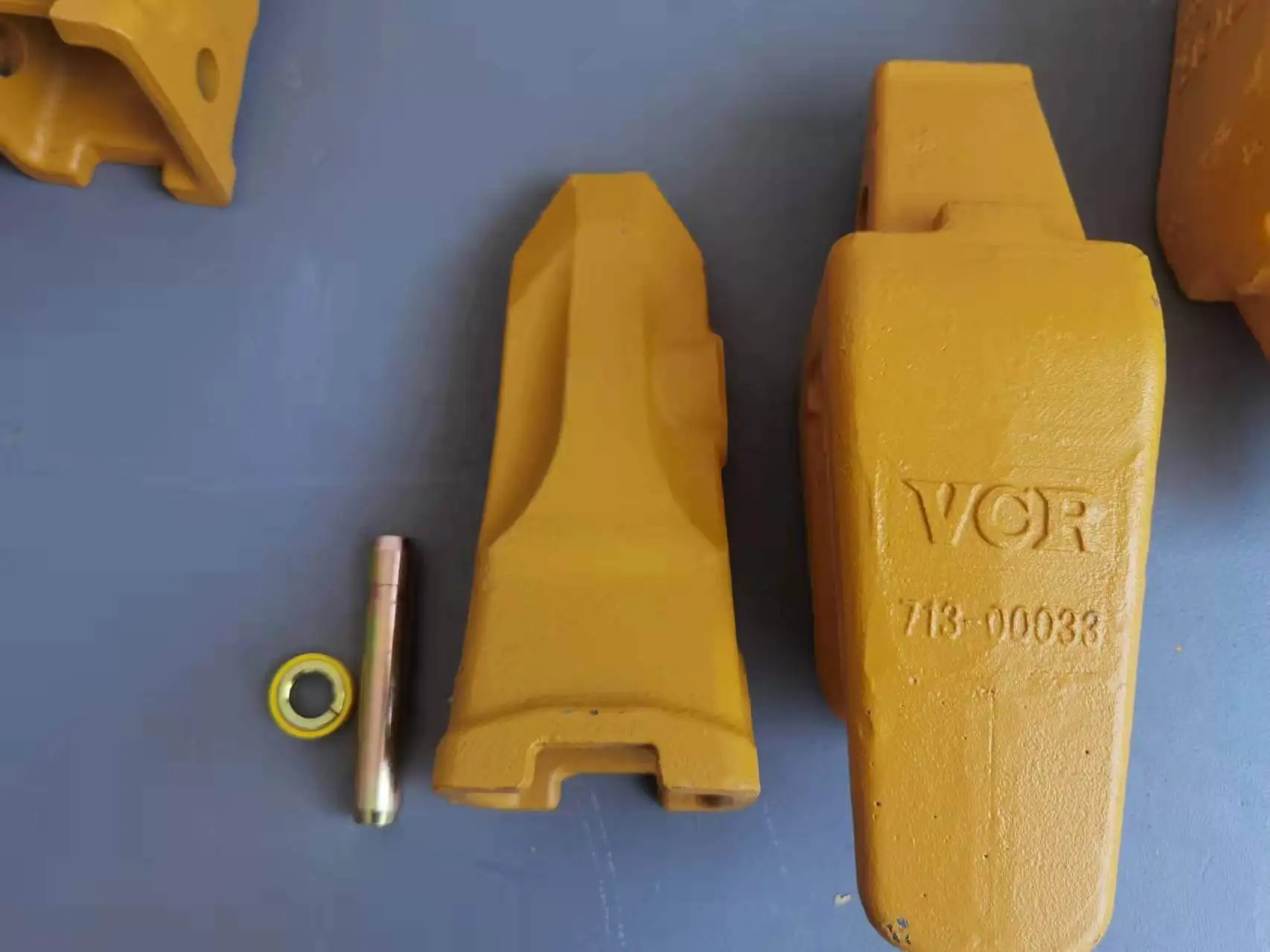 Hot Selling Excavator Spare Part 1u3552rc 9w8552 205-70-19570 Excavator Bucket Teeth with Apdator For Excavators.