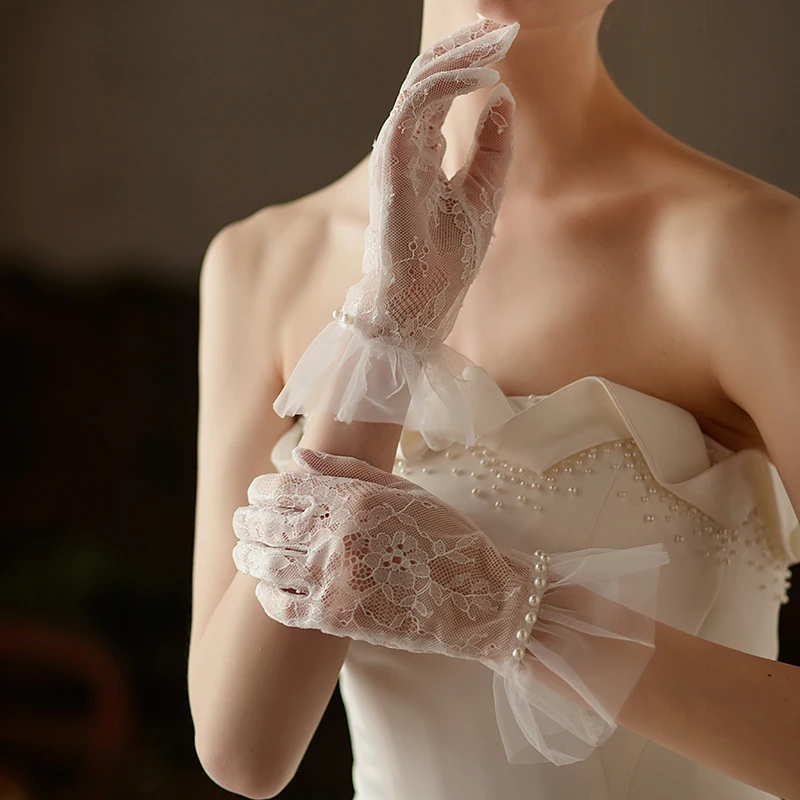 WG048 Exquisite Short White Wedding Bridal Gloves Soft Tulle Lace Pearls Beading Ruffle Brides Bridesmaid Wrist Glove