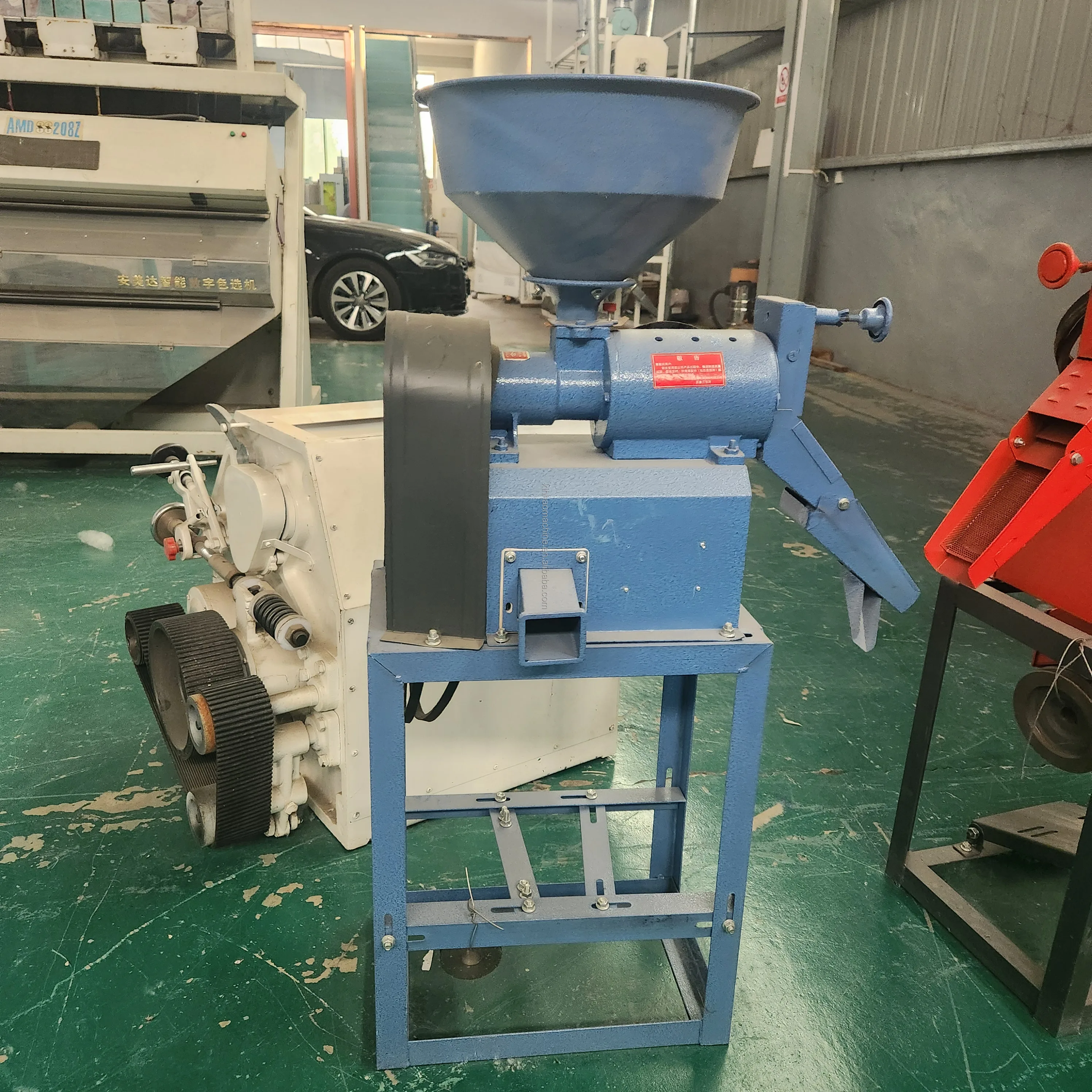 Corn hulling and ballasting machine Small rice rice milling machine Grain stripping machine