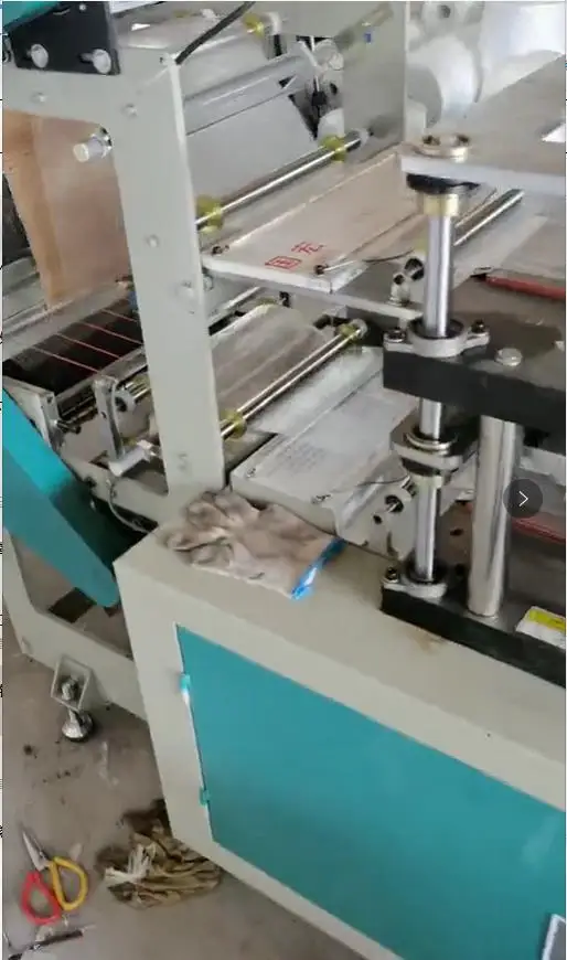 Factory price clipped PE gloves automatic folding packing machine 2 pcs bag packing