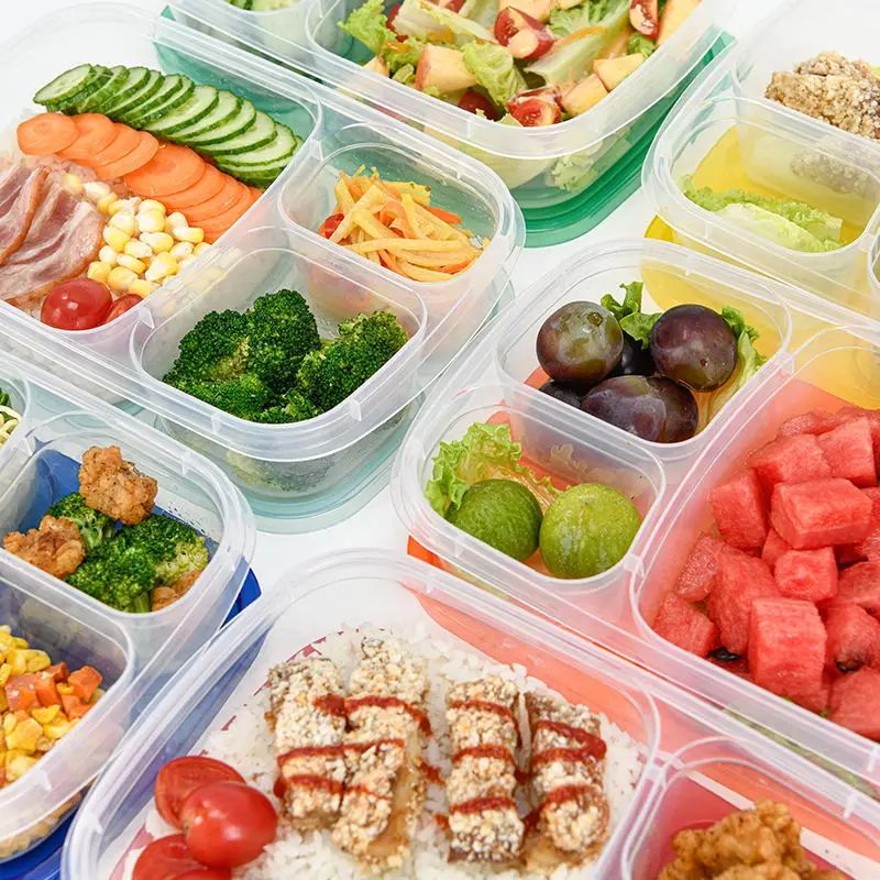 Разноцветные одноразовые пластиковые контейнеры для еды на вынос