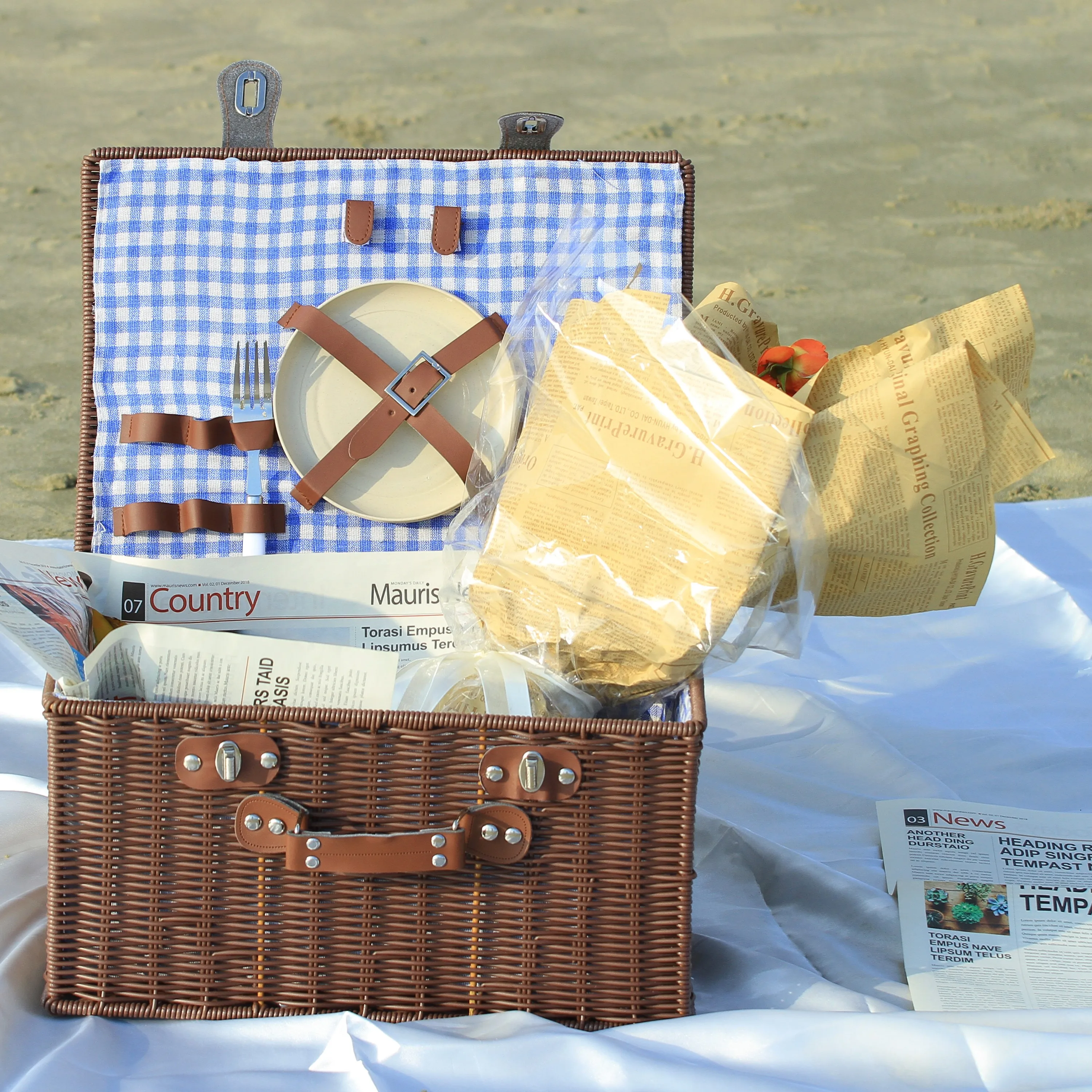 Wholesale 2/4 person Customized OEM outdoor Camping handmade rattan basket picnic basket