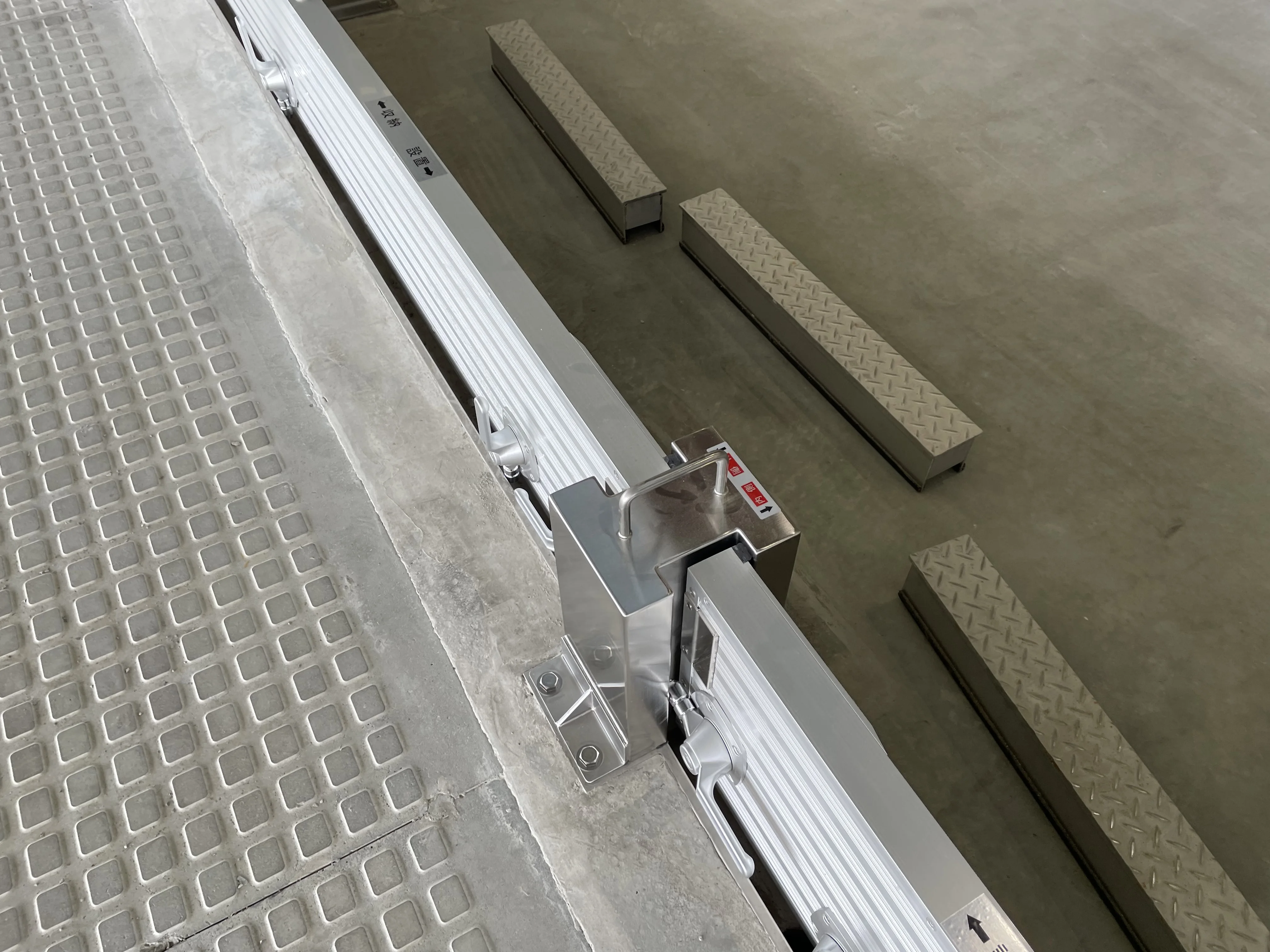 Aluminum L-Shaped Panel Plastic DIY Emergency Tool Barrier for Road Garage Water Fence Manufacturer Supply for Flood Control