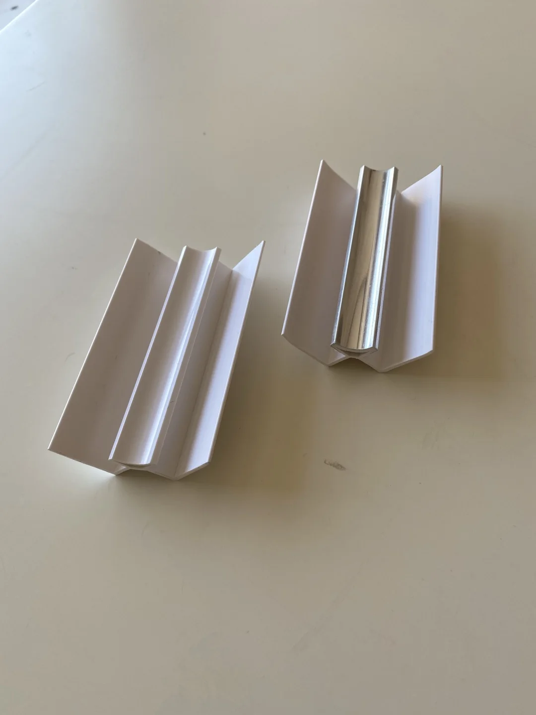 Качественный внутренний уголок из белого ПВХ 10 мм