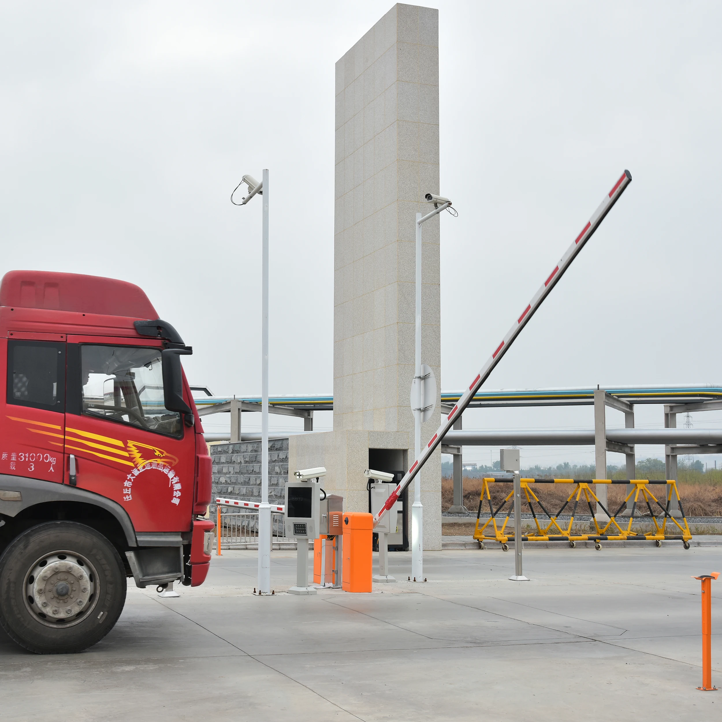 Система считывания карт для тяжелых нефтеперерабатывающих заводов с системой управления загрузкой, включая регулятор расходомера с погрузочным клапаном