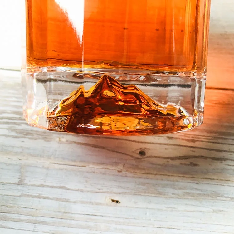 Cork Sealing Type Fancy Liquor Bottle 500ml Reusable Glass Bottle For Vodka