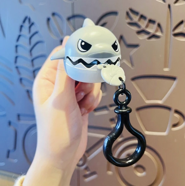 Pulling lines gritting teeth shark keychain toy cartoon pendant creative stress relieving student toy