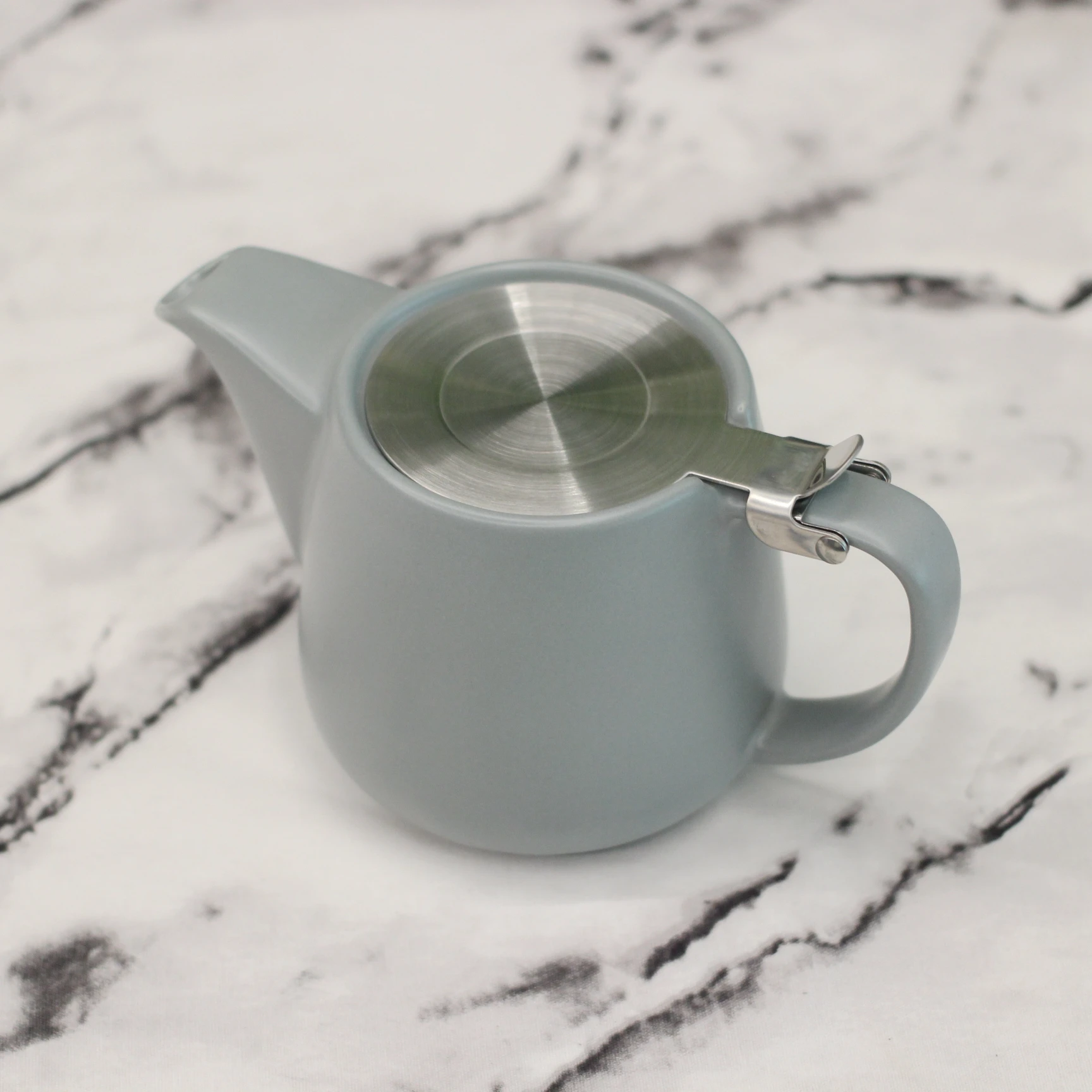 Custom Design Logo Porcelain Teapot with Stainless Steel Lid and Infuser Ceramic Tea Pot with Infuser for Hotel Restaurant  Cafe