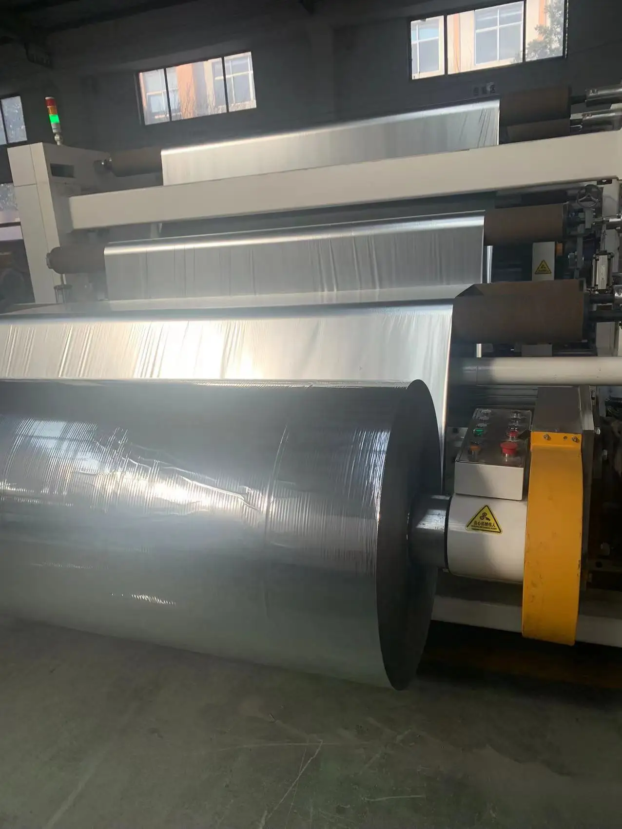 Excellent Performance in Heat and Insulation VMPET Aluminum Foil coated PE Metal Roof Insulation Roll