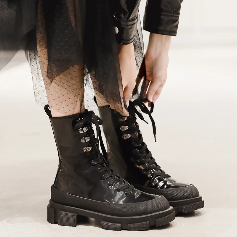 Прямая поставка, женские мотоциклетные ботинки из лакированной кожи с логотипом на заказ, женская обувь с заклепками, женские ботинки на платформе