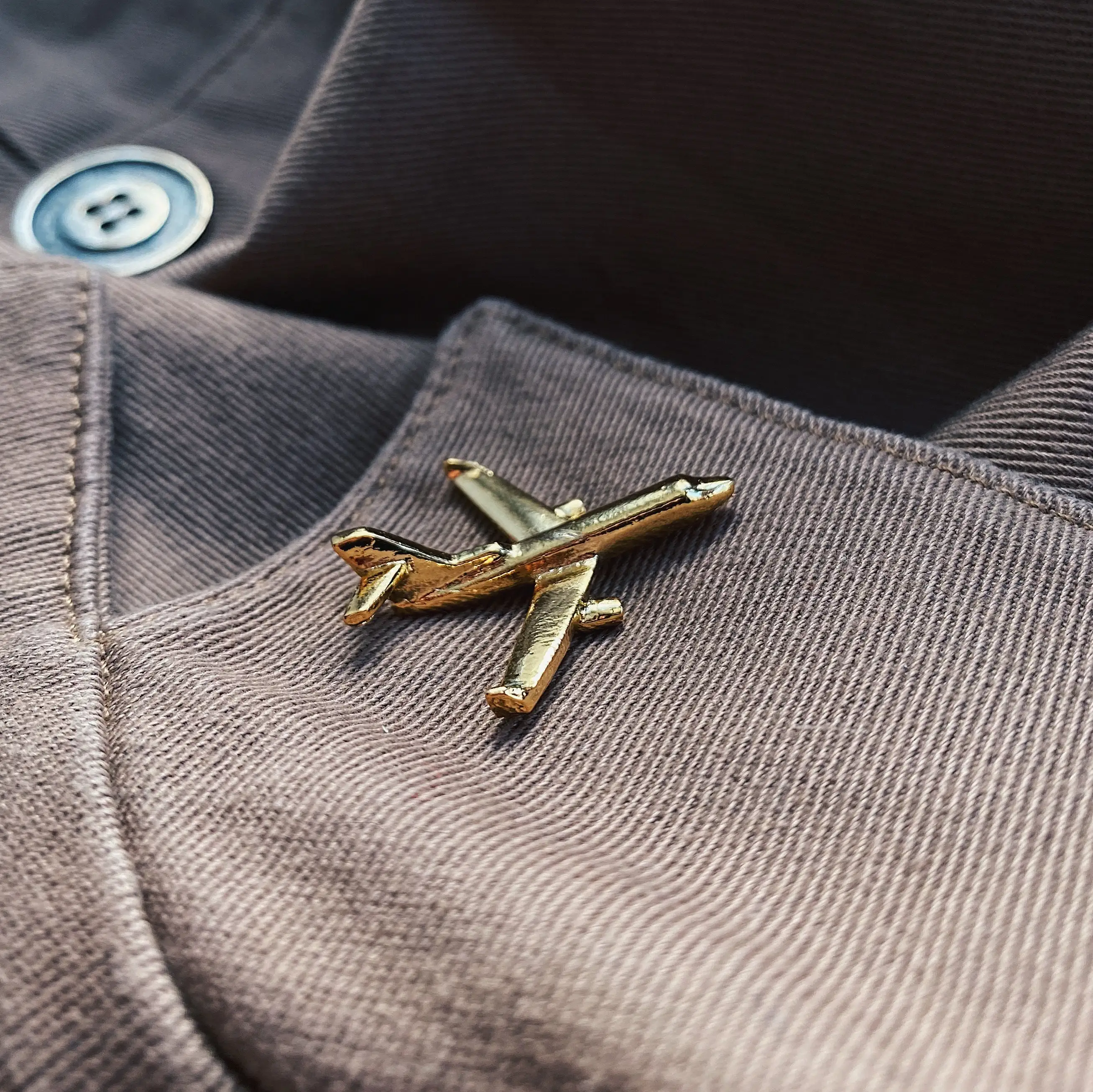 Wholesale manufacture cool metal airplane lapel pins badge cloth accessories fashion golden brooch custom pin airplane