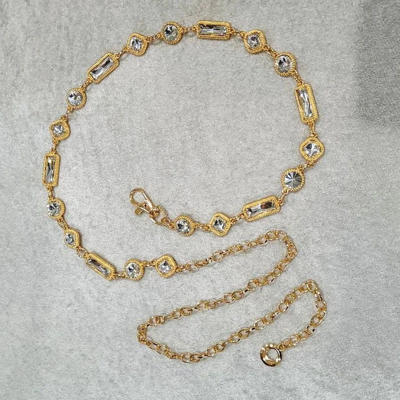 Блестящий металлический пояс с цепочкой и кристаллами