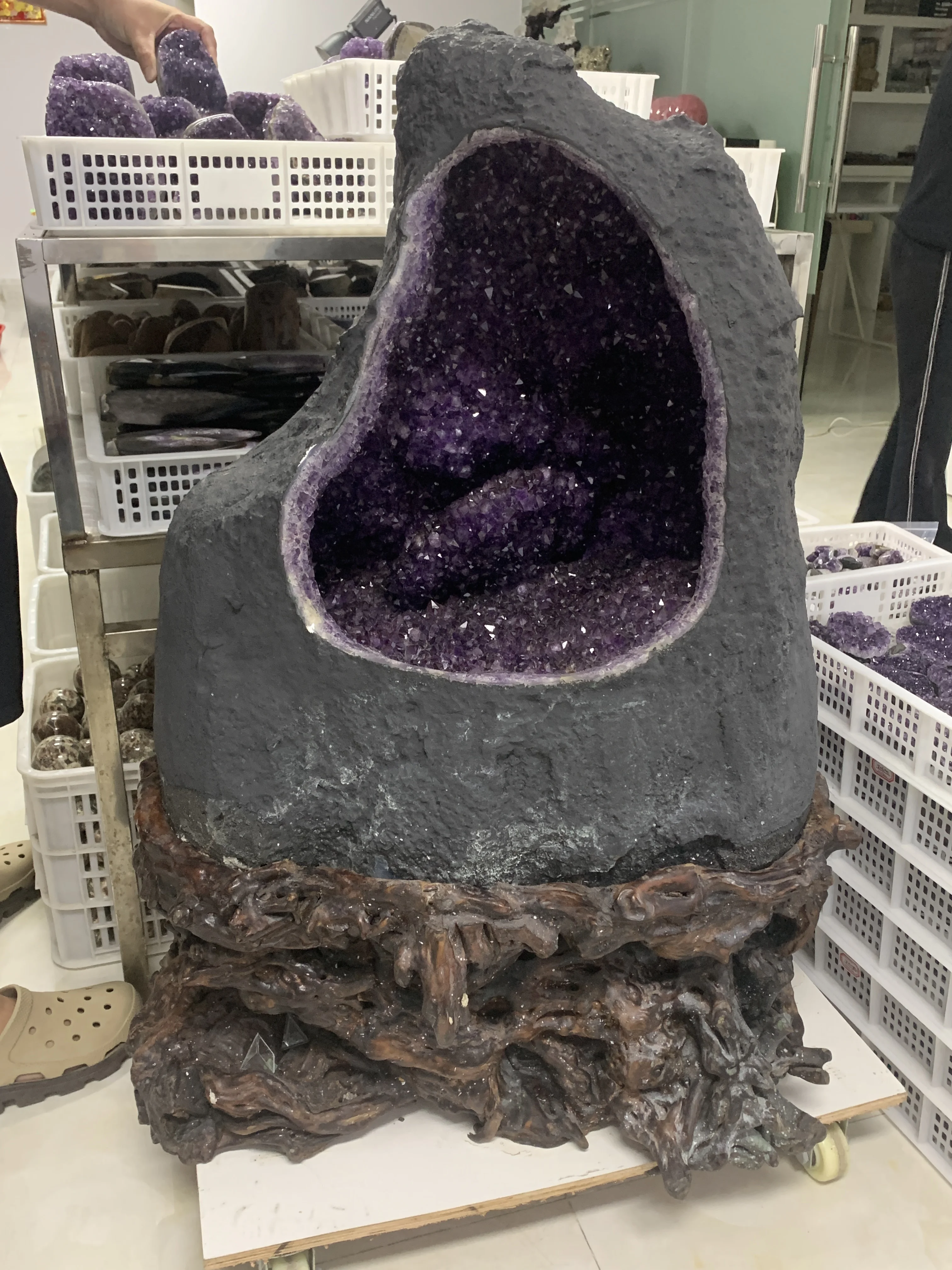 Hot Sale Brazil Amethyst Geodes Natural Small Large Crystal Gems Polished Home Decoration Gift Mascot Inspired Love Stone Themes