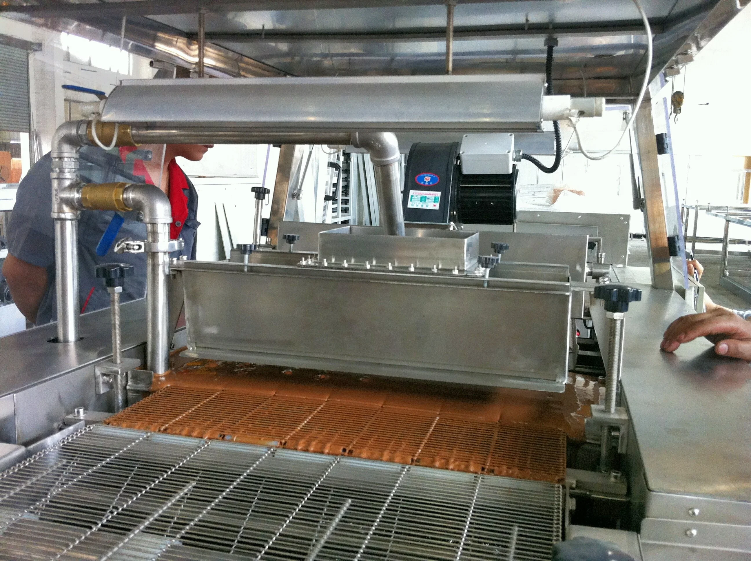 One Year Warranty 1000mm Width Automatic Candies Cakes Wafers Chocolate Coater Enrober Coater Coating Equipment