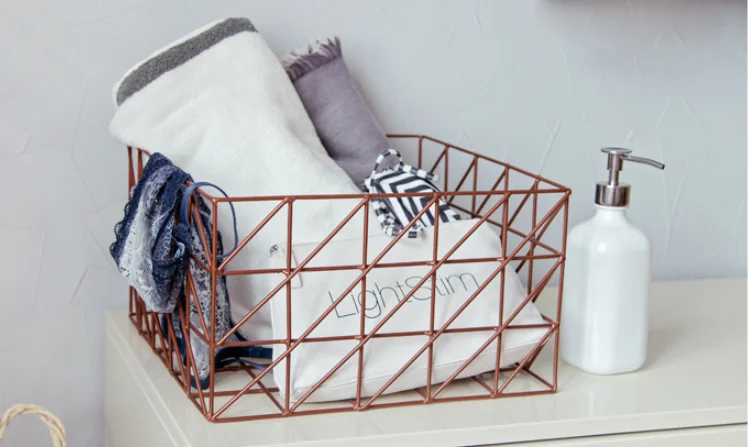 Factory Supply Wholesale Cheap Square Wire Mesh Storage Basket With Fabric Liner For Magazine Newspapers