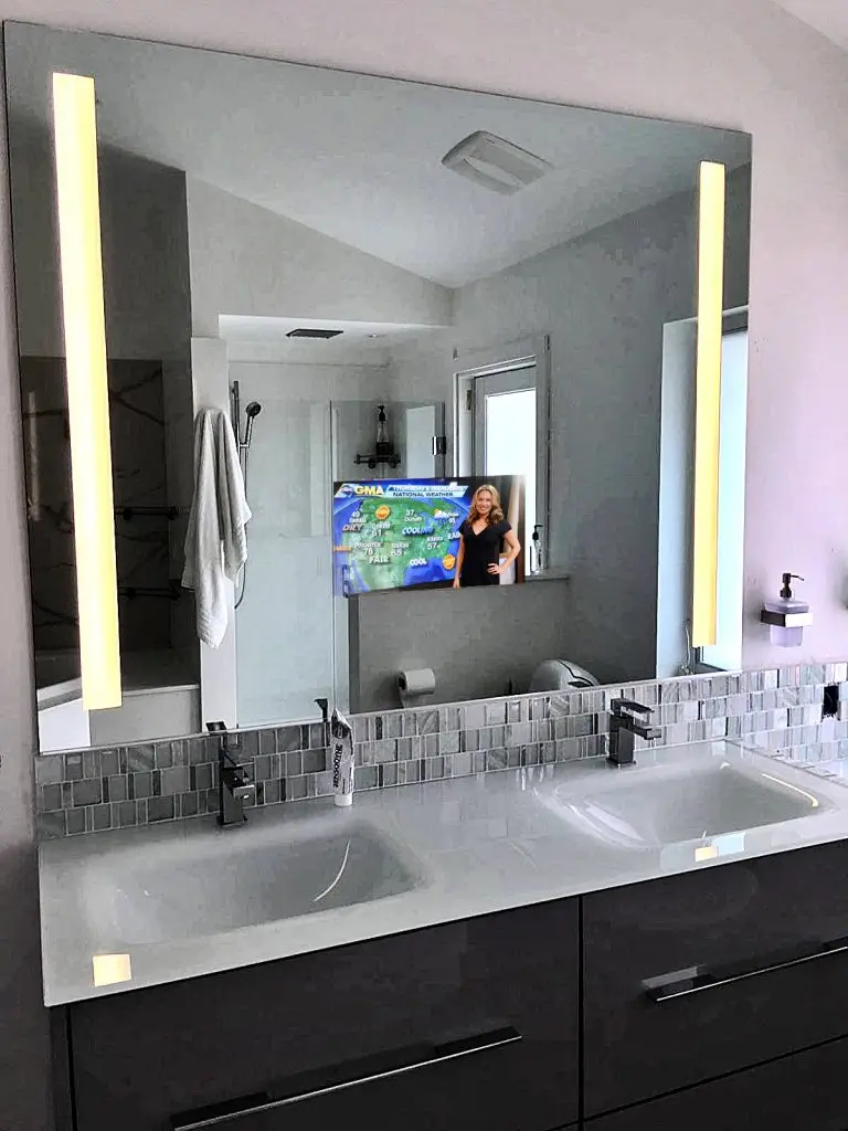 Smart TV Mirror 2021 Hot Selling Hotel Bathroom Mirror Light  with Touch Screen Smart Mirror Light