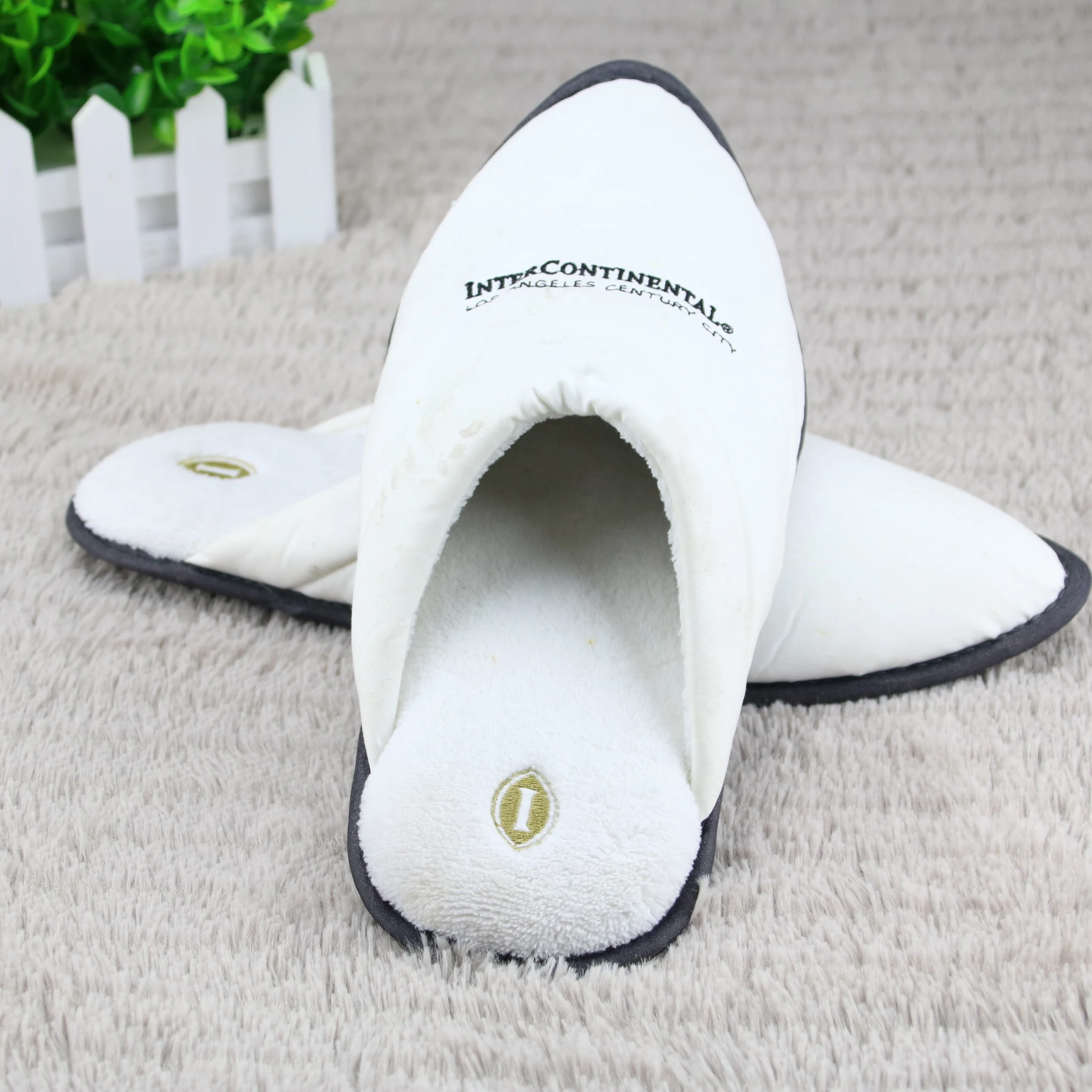 luxury  white custom style  slipper for custom hotel guest slippers