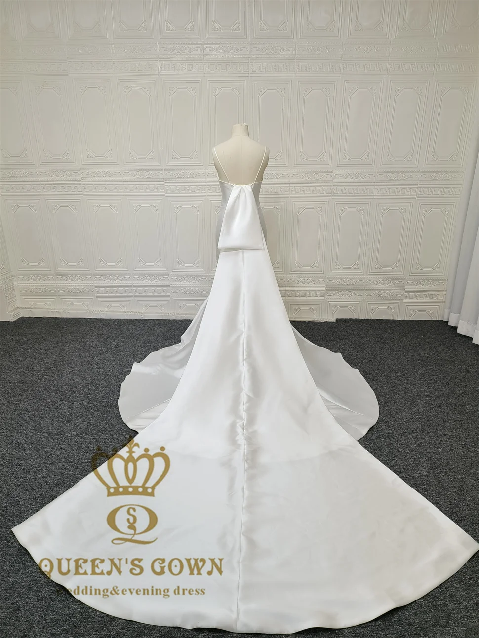 QUEENS GOWN simple elegant white satin wedding dress spaghetti strap deep v-neck mermaid wedding dresses