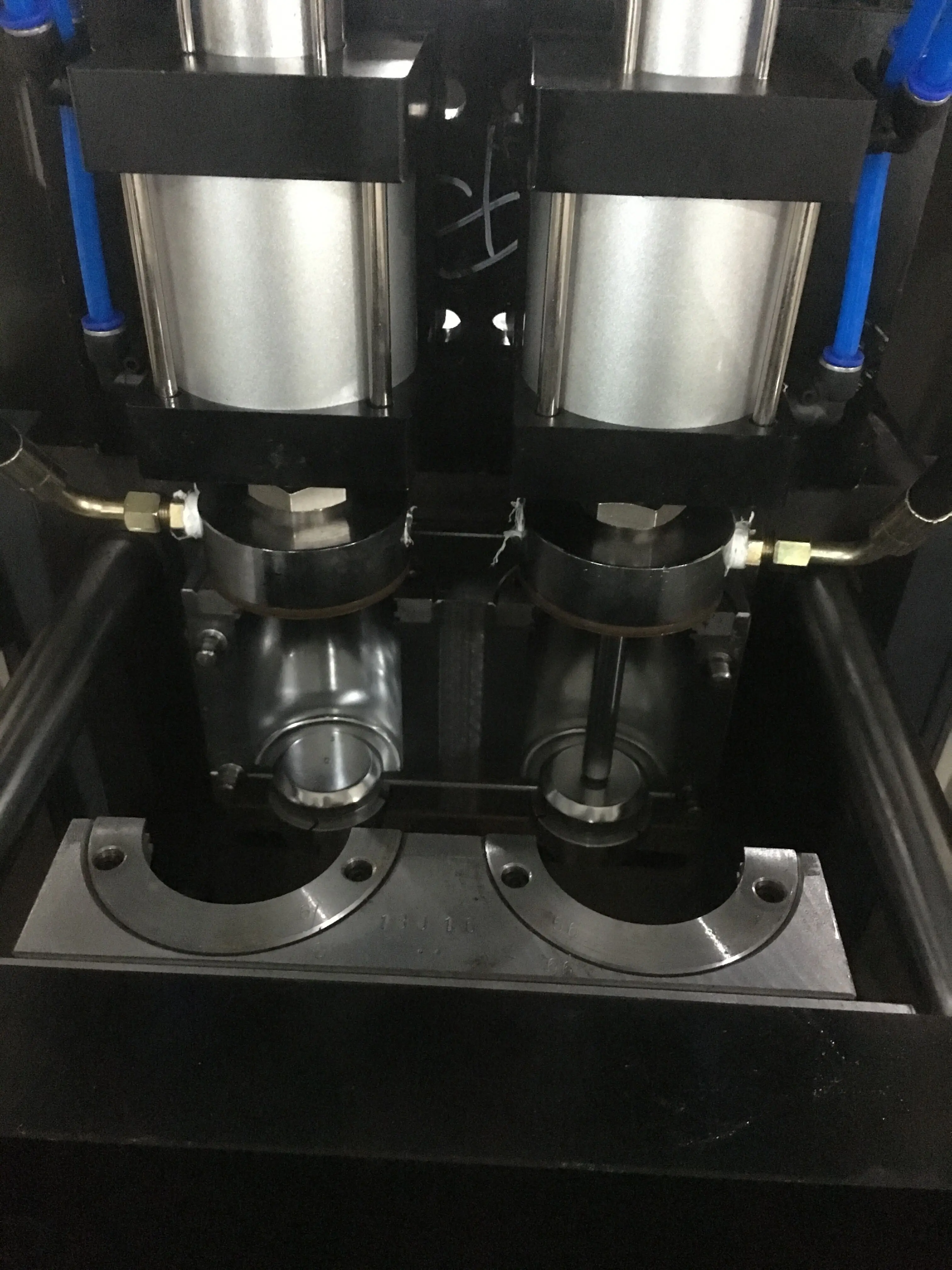 Plastic bottle blow molding machine for drinking bottles