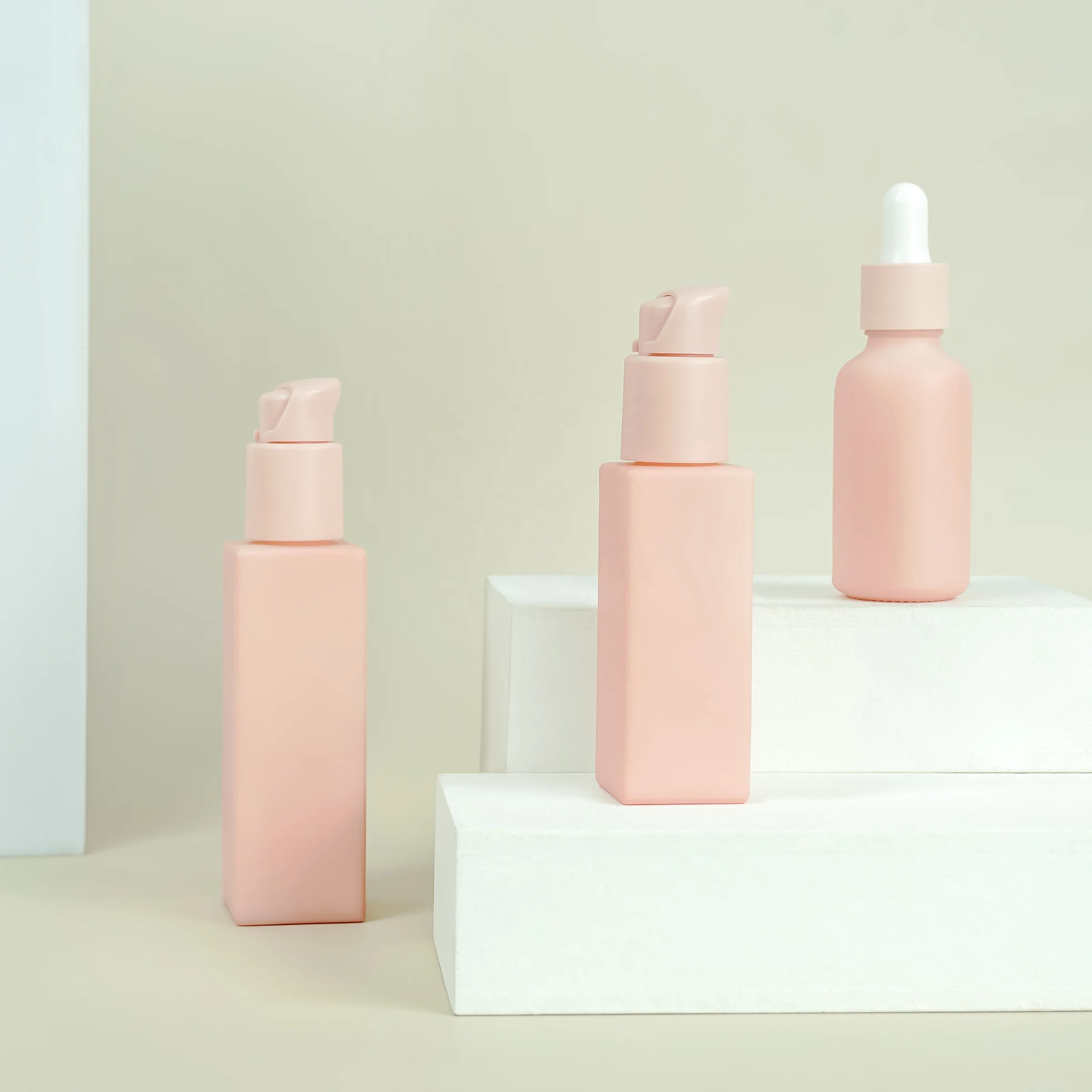 Hot sale 30ml  50ml 100ml 120ml colored pink soft glass Bottle for Skincare products with sustainable pump wholesale