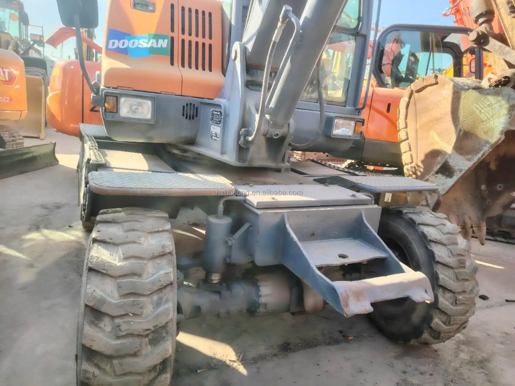 High quality used Doosan DX60 wheeled excavator in good condition, 6-ton mini 6t excavator factory direct sales