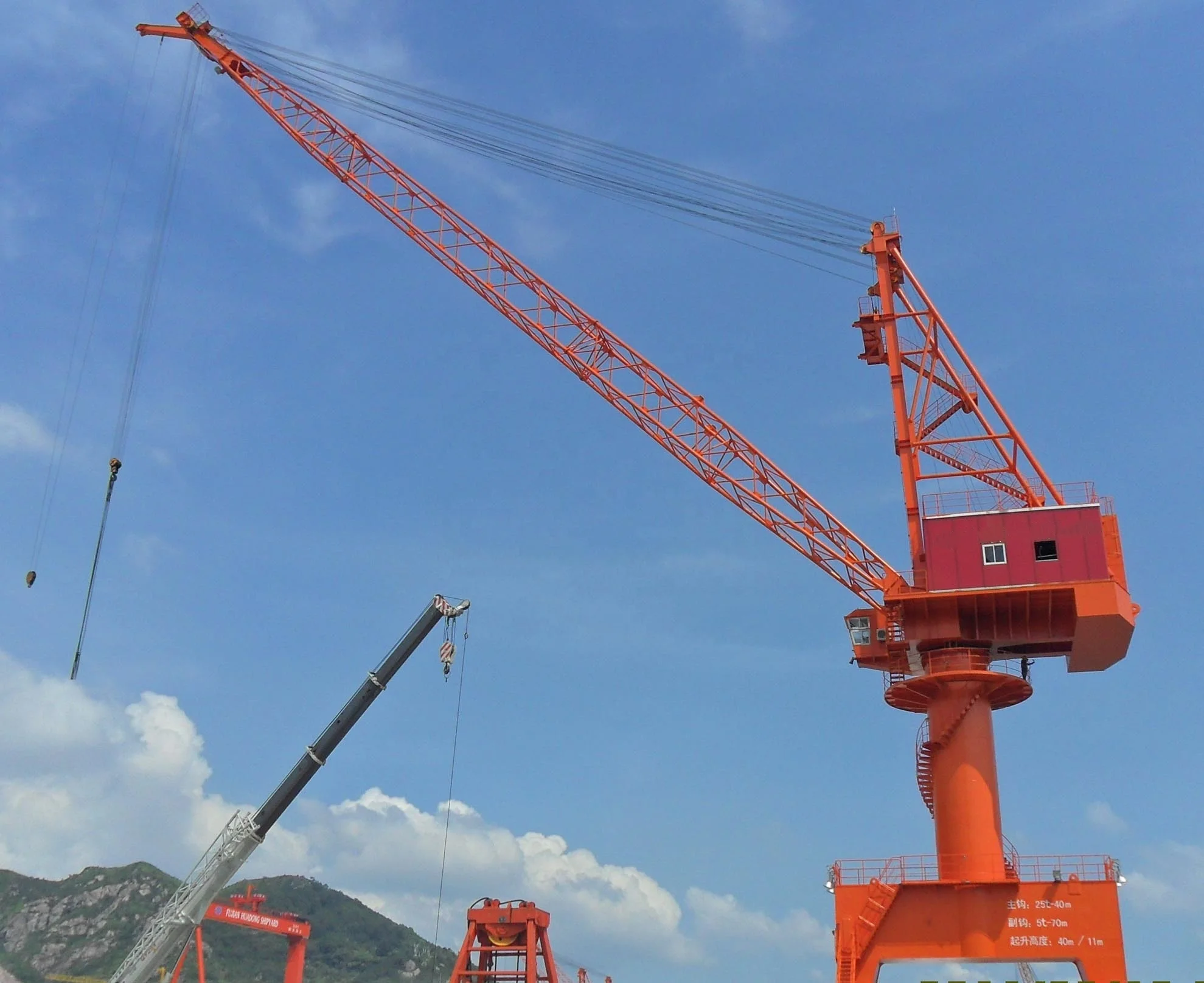35T Mobile Harbour Container Lift Portal Crane 40T Hydraulic Pedestal Single Jib Portal Crane