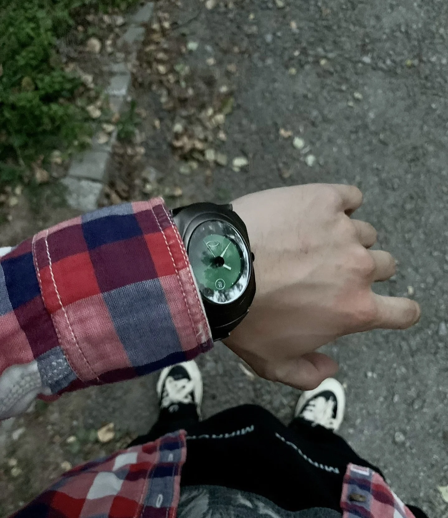 Y2K Metal Gun Color Watch Future Style Time Bomb Watch Green Dial Oval metal watch