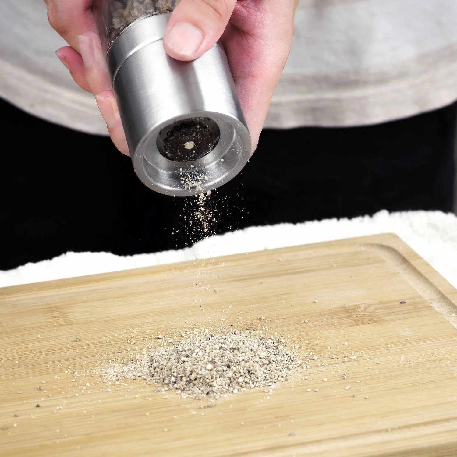 Family or Outdoor Picnic Optional Mini Pepper Grinder Stainless Steel Dust Cover With Ceramic Grinding Cores