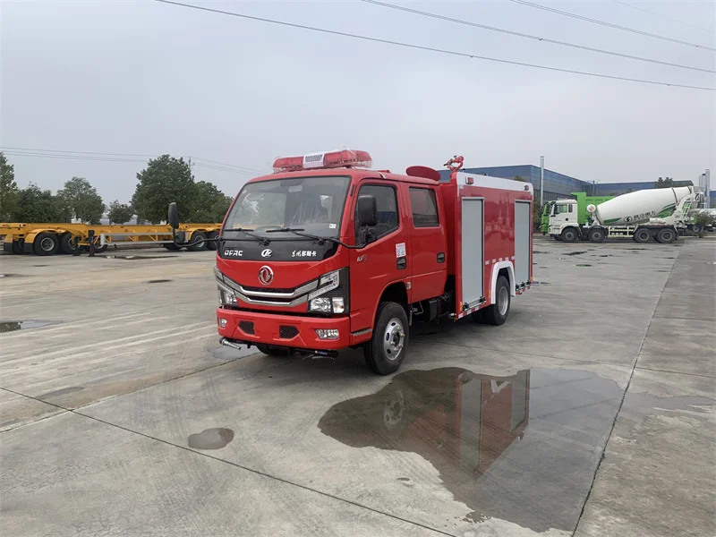 mini small Dongfeng 2 ton holding 2+3 men jet height 40m maximum 100km/h water tank fire truck
