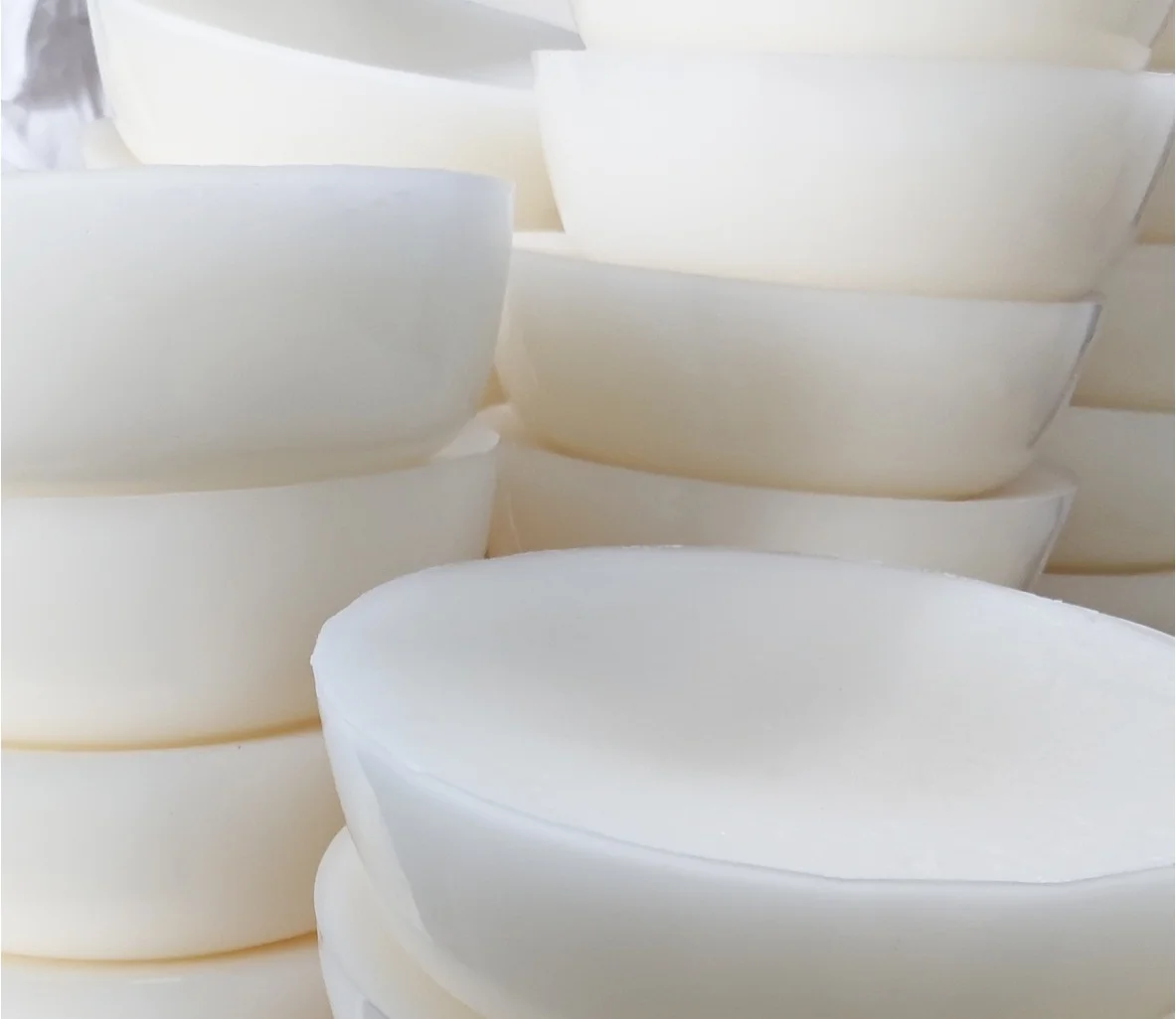 Natural white beeswax bowl-shaped block beeswax lipstick cosmetic candle over-the-line wax