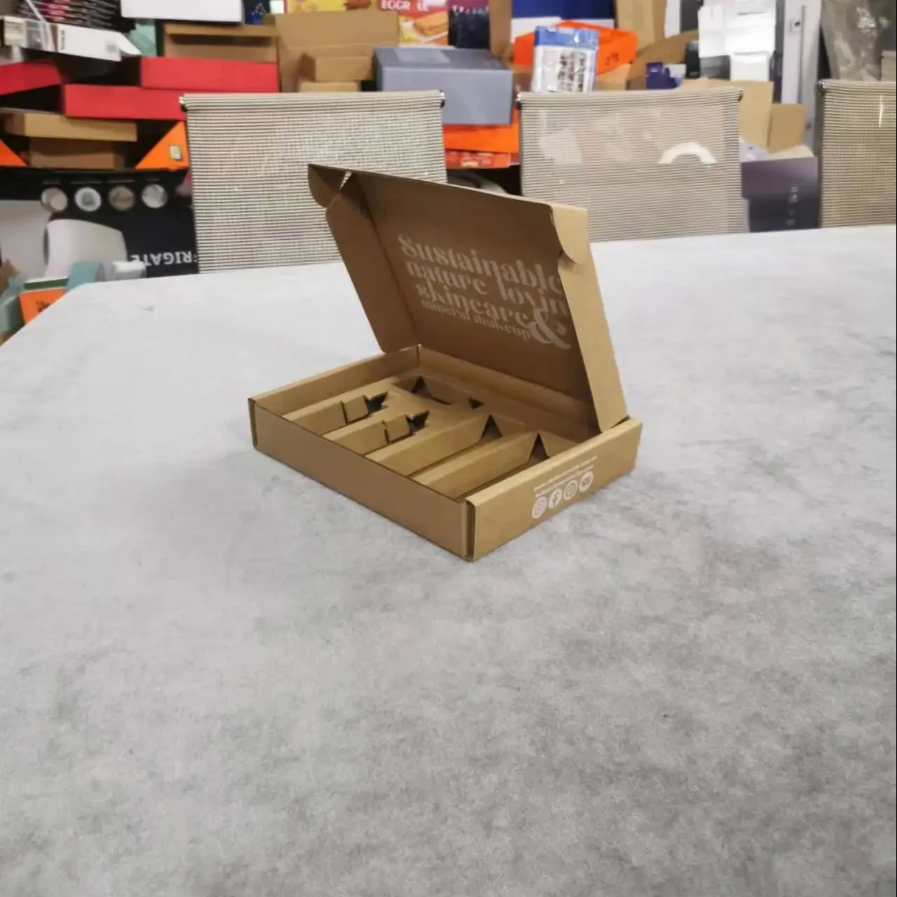 Фабричная рассылка крафт гофрированная профессиональная картонная коробка упаковочная для упаковки одежды с логотипом на заказ сделано в Китае