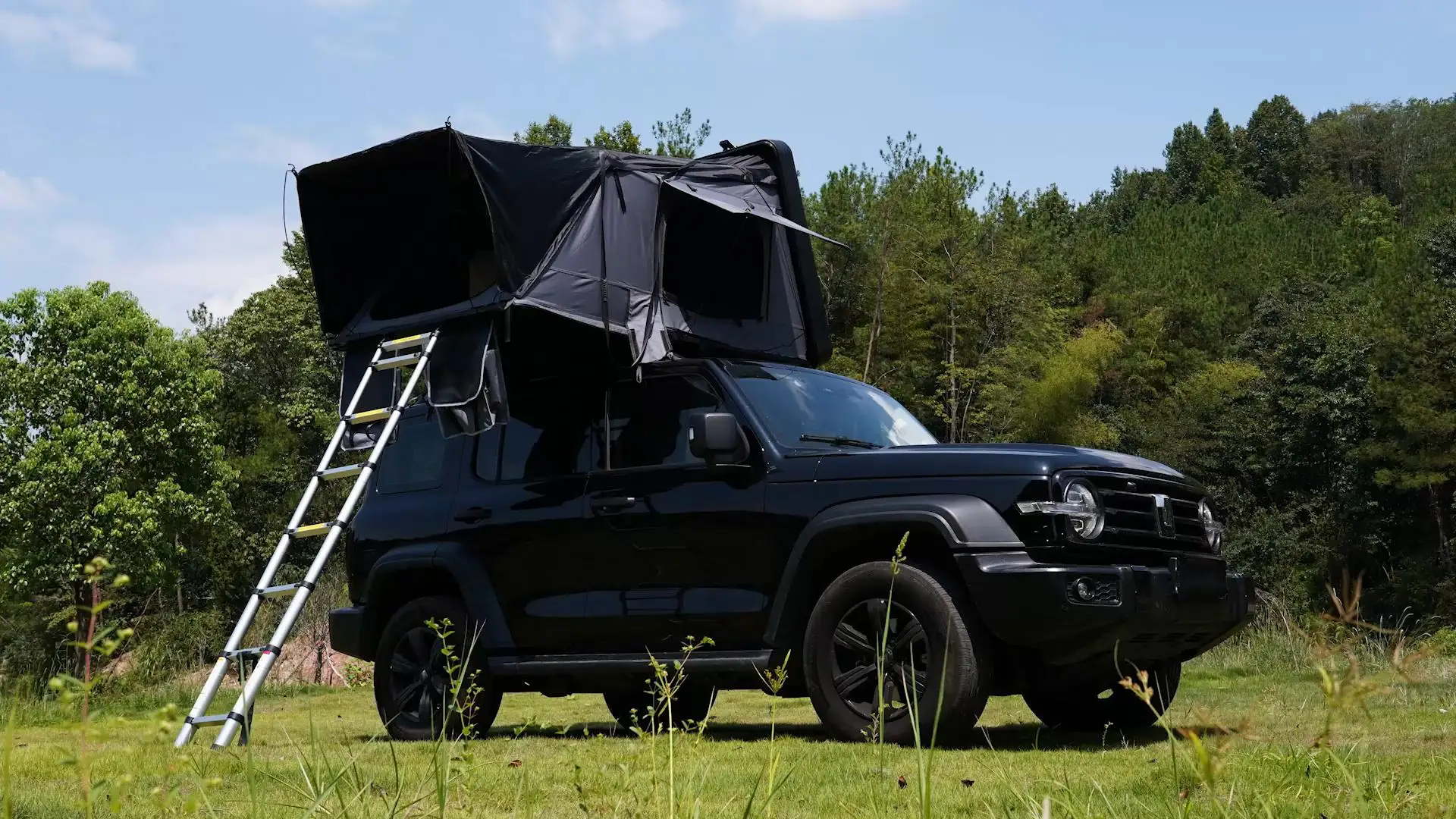 Remaco Waterproof Travelling Camping Land Cruiser Hard Shell Car Roof Top Tent Folding Flip Open Truck Rooftop Tent for Sale