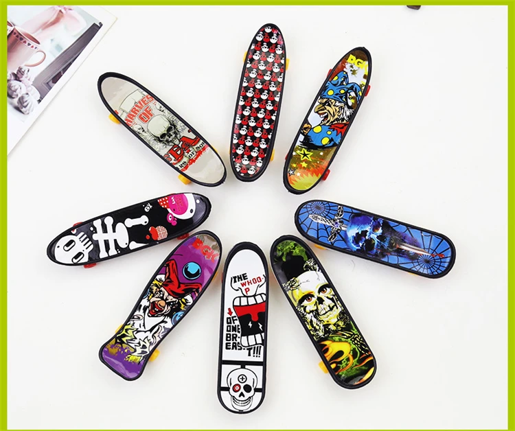 
Classical toys finger skateboard desktop toy scooter fingertip sports scooter desktop toys children gifts 