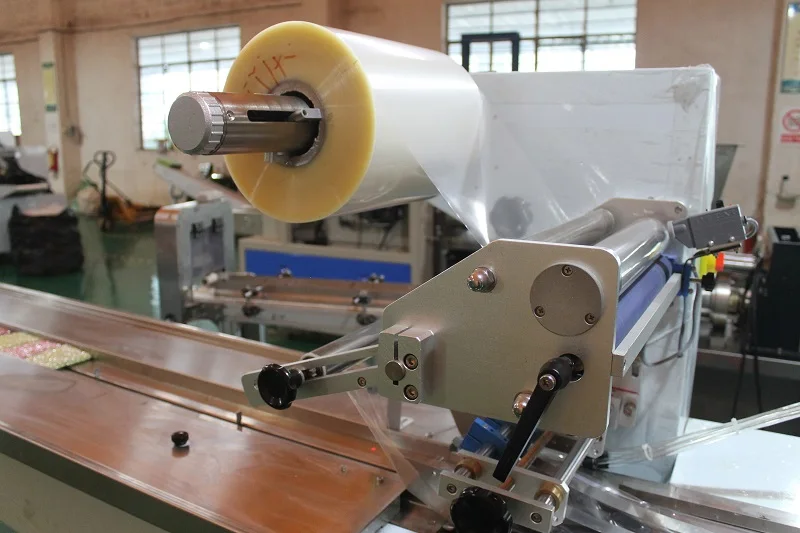 Tomatoes carrot onion fresh vegetables fruit packing machine with tray