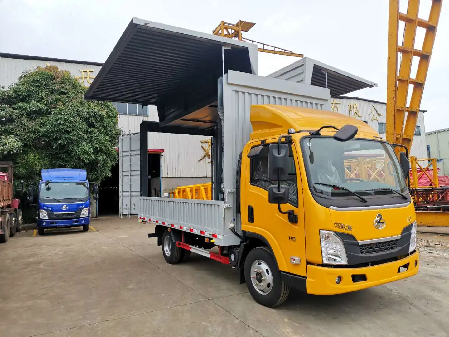 Dongfeng chenglong крыло фургон легкий грузовик с крыльями открытый ящик для