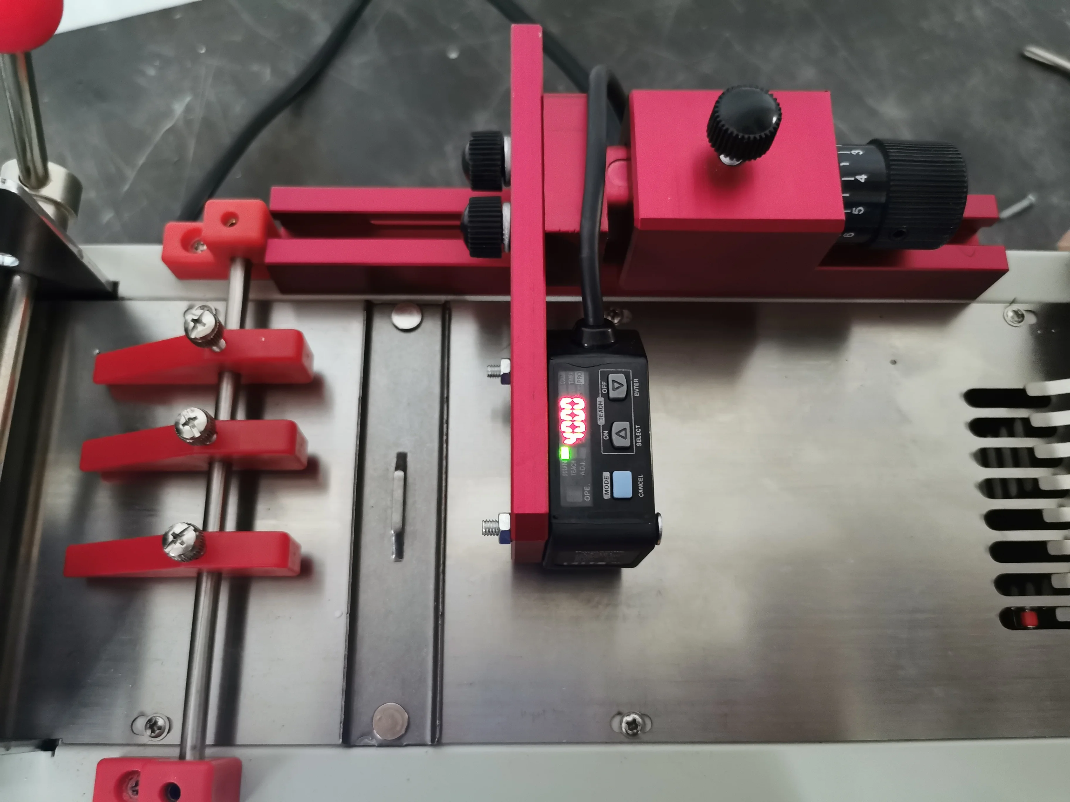 Automatic Label Hot Cutter Hot and Cold Cutter with Sensor Printed Label Cutting Machine