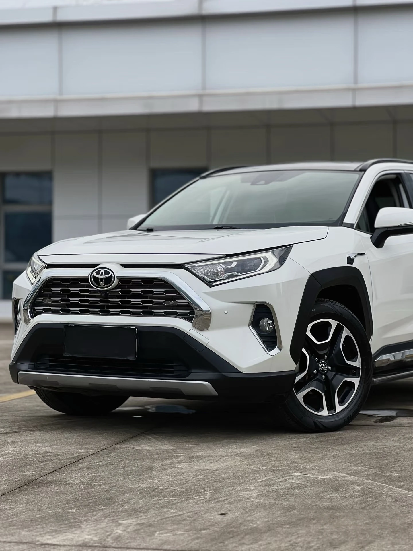 2022 Toyo-ta RAV-4 Гибридный внедорожник Быстрая доставка Новый автомобиль с кожаными сиденьями FWD 4L двигатель R18 шины 4x4 размерные электрические топливные