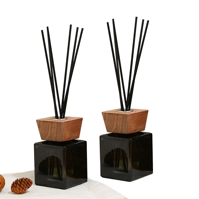 Vietnam Wholesale 100ml Perfume Oil Reed Sticks Empty Glass Diffuser Bottles With Wood Caps
