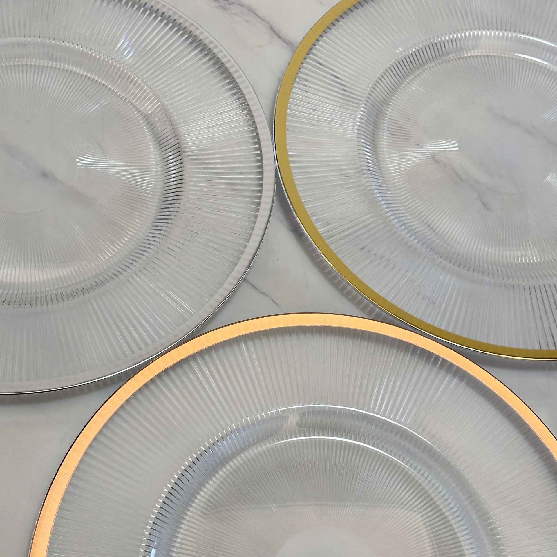 Gold Rim round PP Thread 33cm Clear Plastic Charger Plates Sustainable Engraving Technique Wedding Table Decoration Plate Dish
