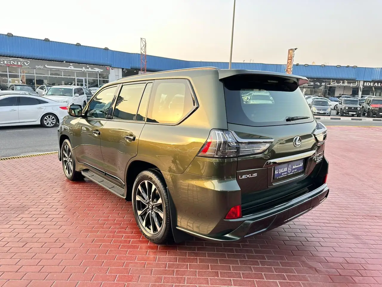 Довольно чистый Подержанный Lexuss LX 570 5.7L V8 фирменный черный выпуск 2021 модельных автомобилей года и готов к работе