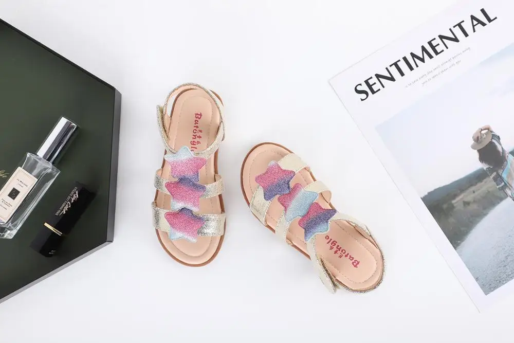 2022 модная Новая летняя одежда для девочек. Сандалии с одной мягкой подошвой и пятью звездами и цветами, детская повседневная обувь