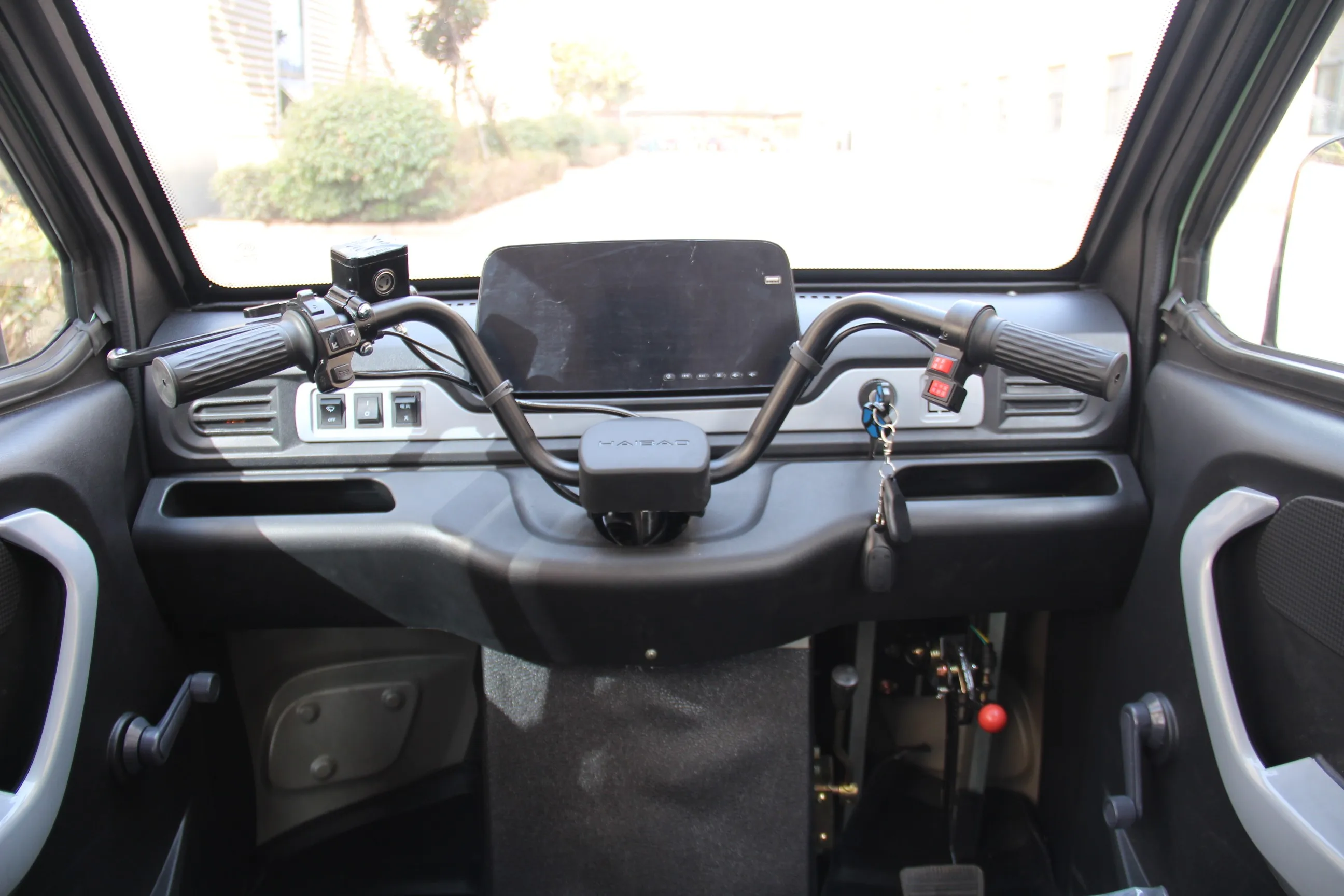 New energy vehicles Made in China hybrid electric mini electric vehicles New city buses electric passenger tricycles