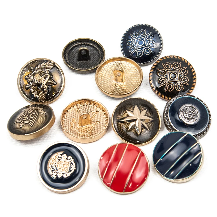 Металлические пуговицы золотого цвета