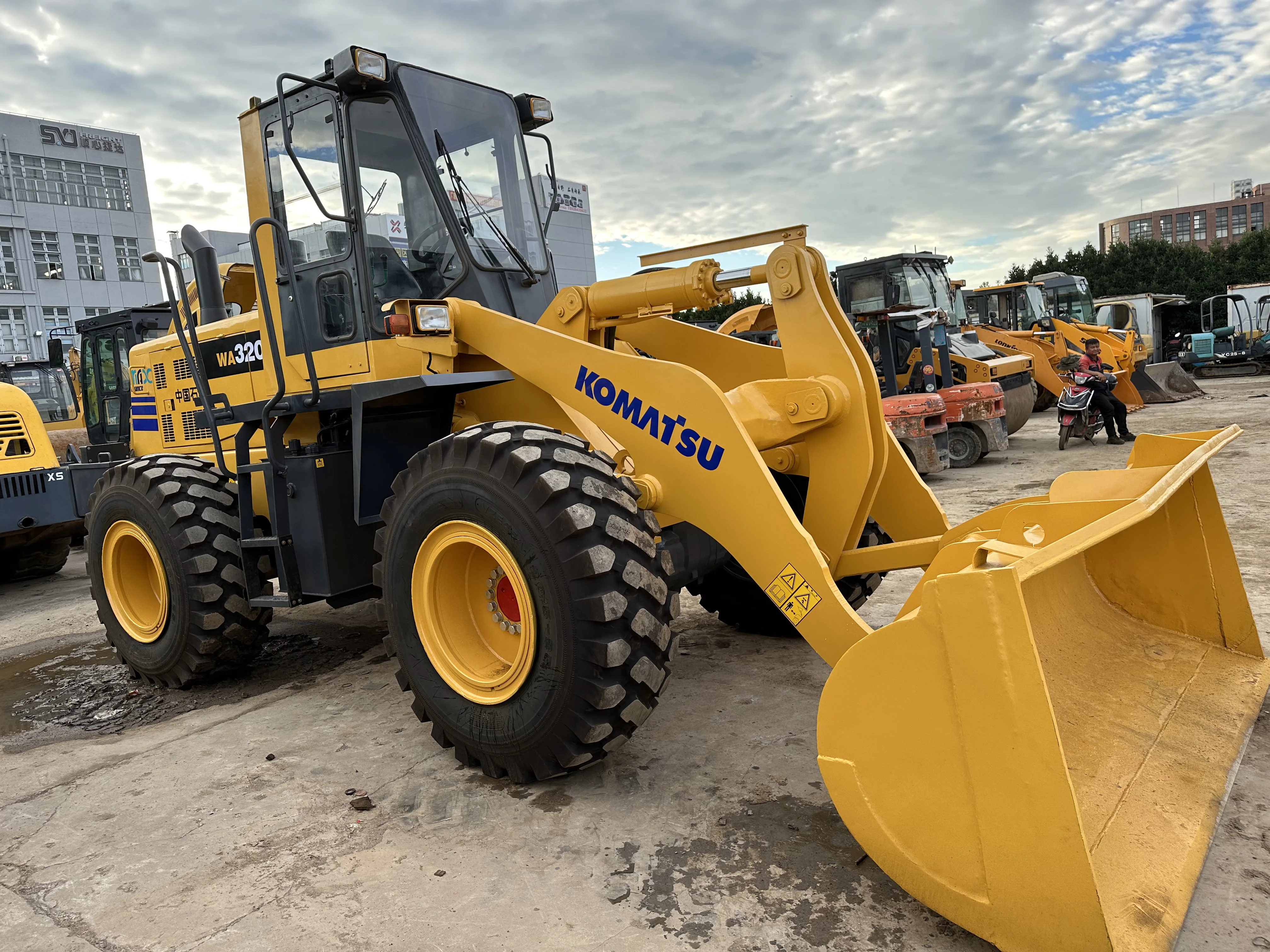 Эффективная гидравлическая система используется KOMATSU wa320-6 Колесный погрузчик колесный для продажи
