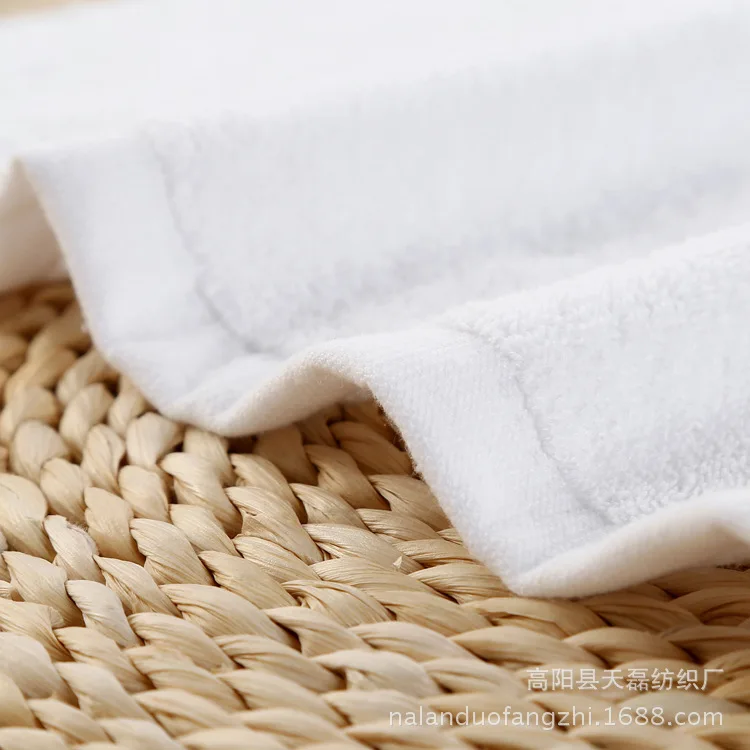 Белое утолщенное Впитывающее банное полотенце из чистого хлопка с логотипом на заказ для салона красоты пятизвездочного отеля