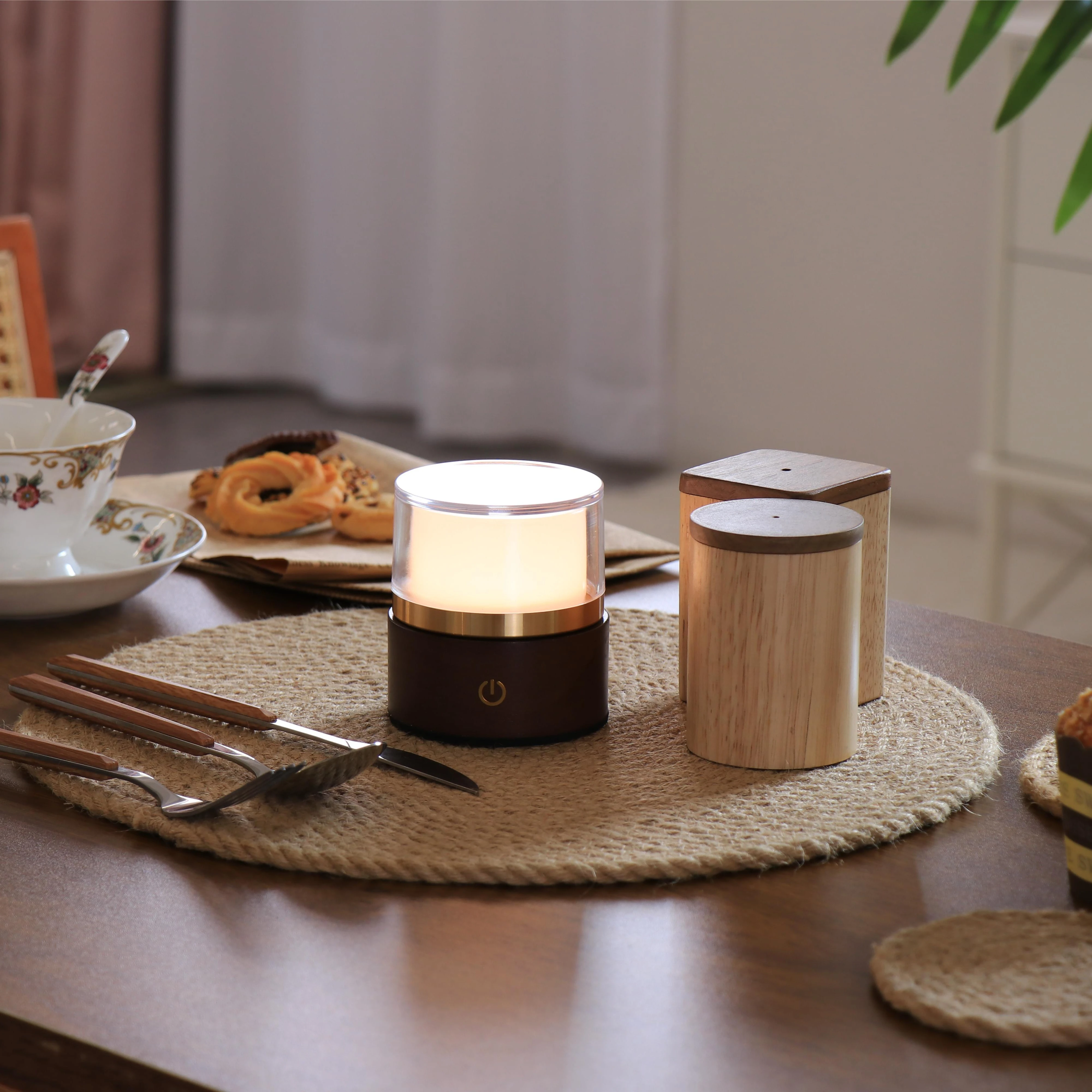 Wholesale low MOQ  portable rechargeable touch LED cordless atmosphere table lamp for bar and restaurant