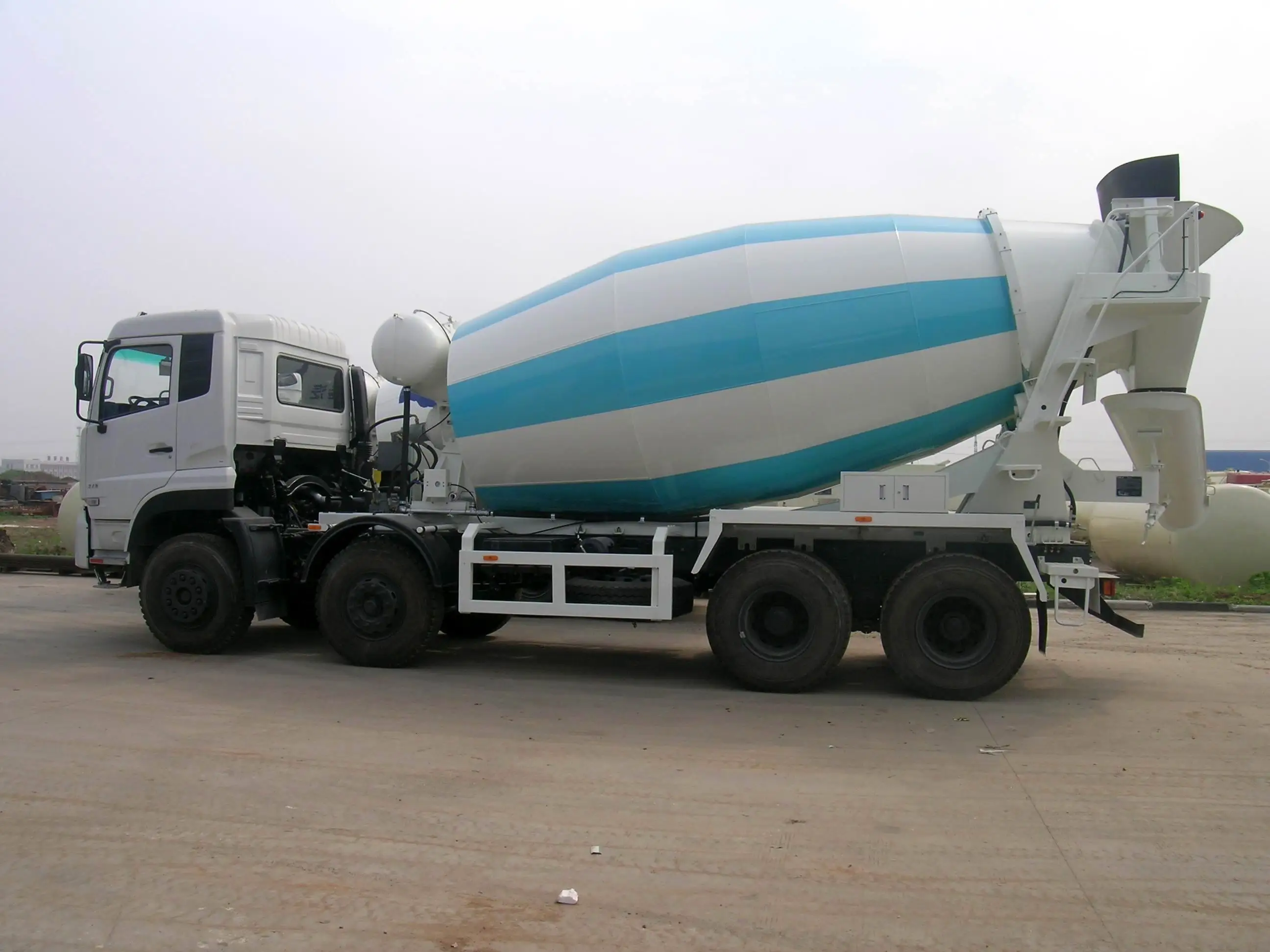 Новинка бетономешалка Dongfeng 8 by4 10 12 куб. М автобетономешалка