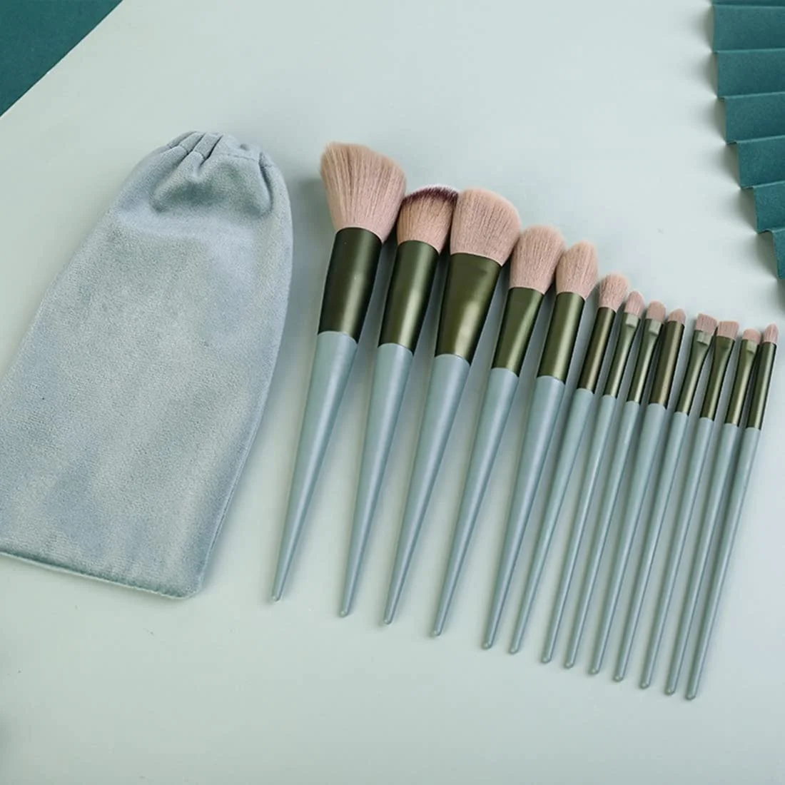 LOW MOQ Custom LOGO 13pcs Professional Make up Brushes Set Green Eyebrow Brush Face Powder Blush Makeup Brush With Storage Bag